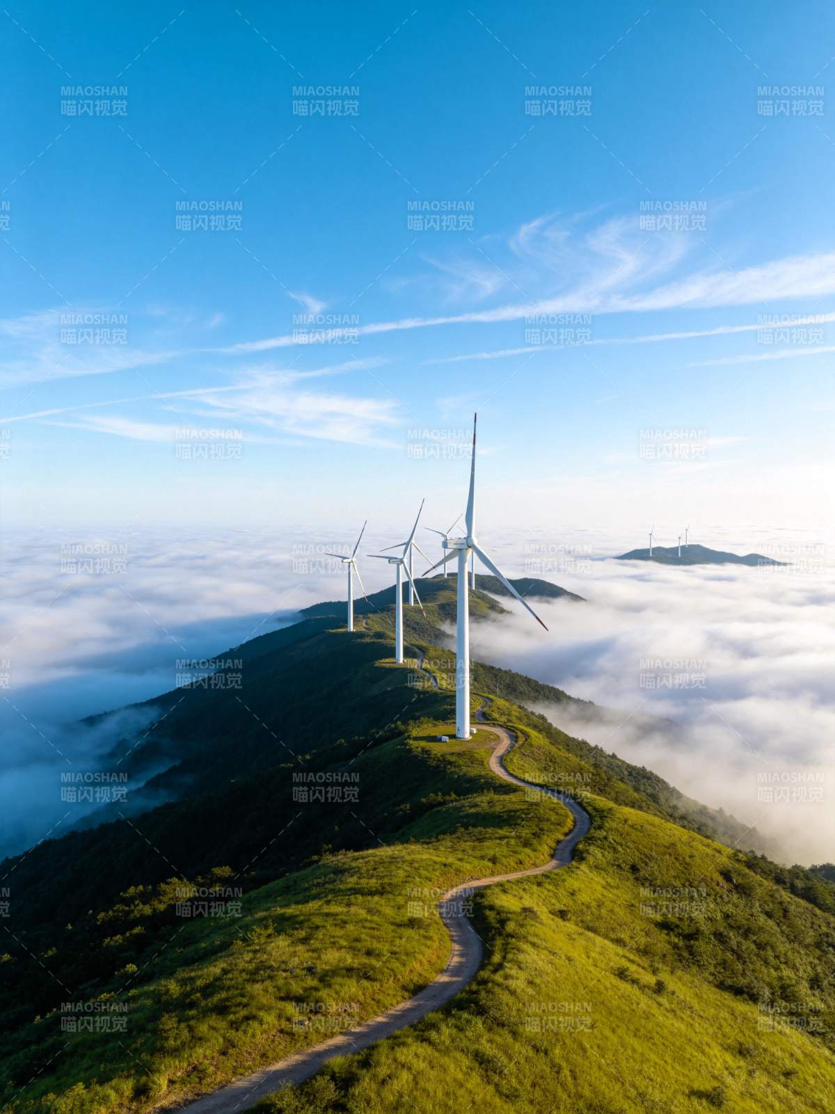山脊云海中矗立的白色风力发电机群图片