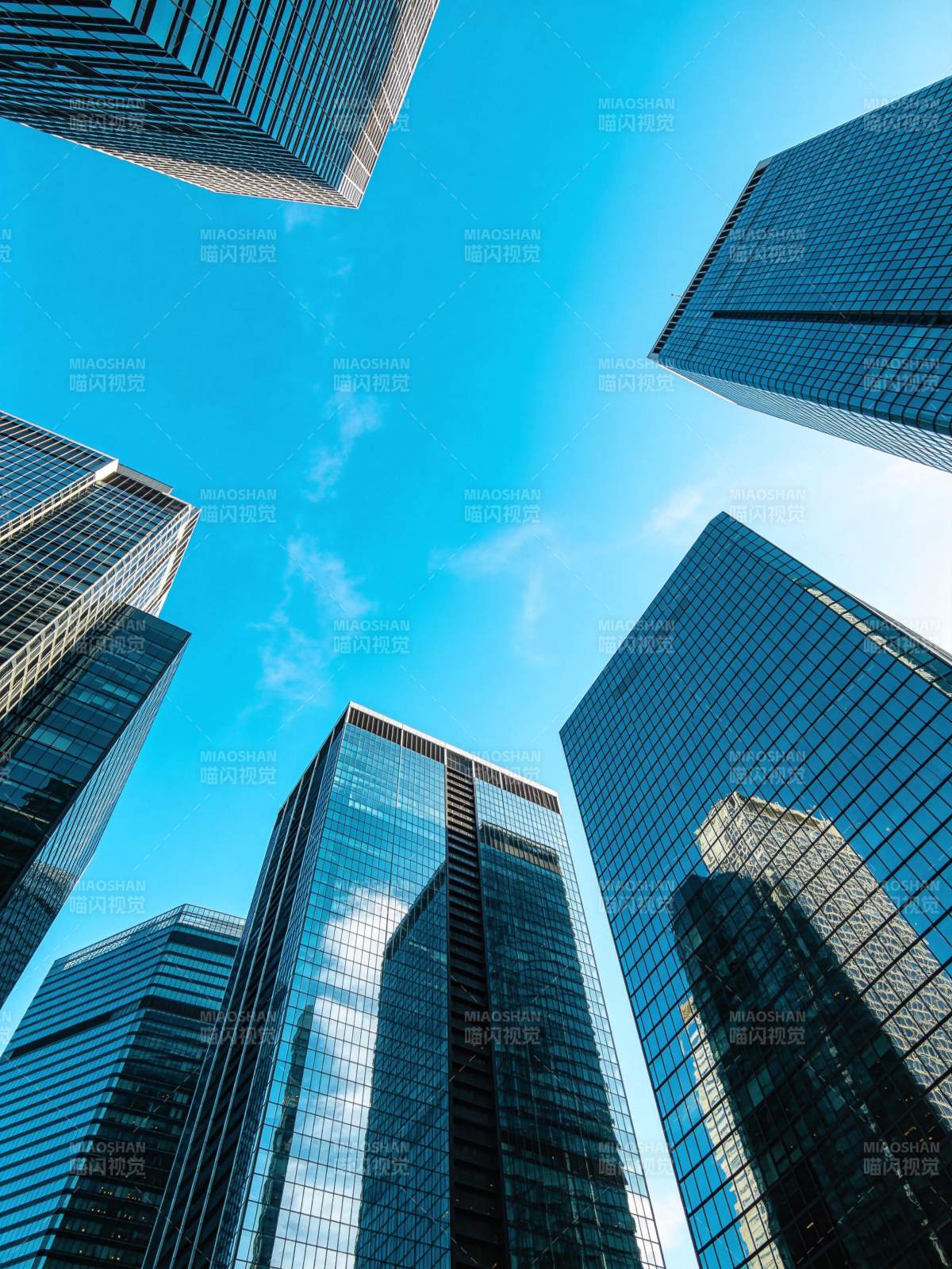 仰视视角下的现代玻璃幕墙高楼群图片