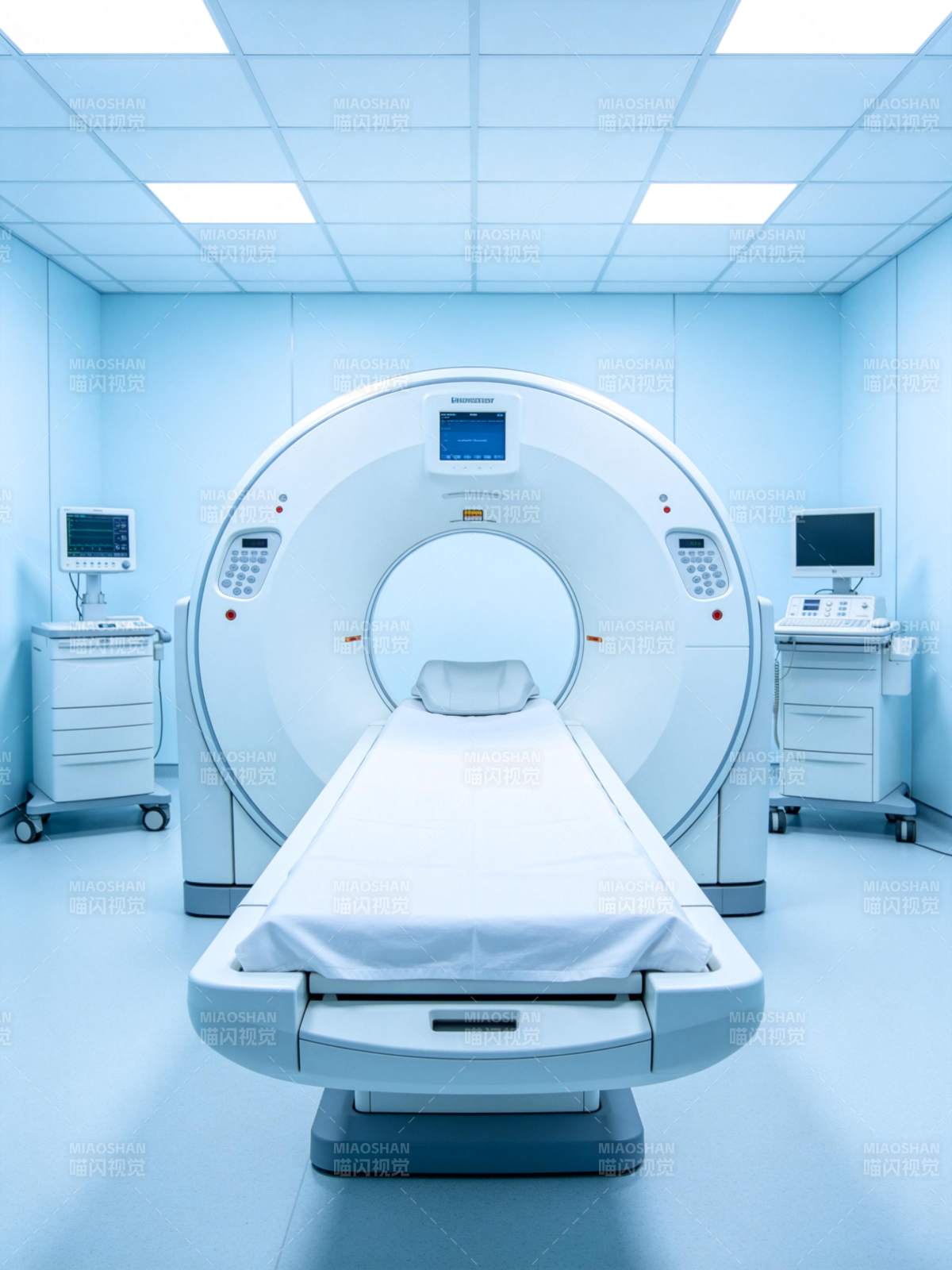 医院CT扫描室内部设备全景展示图片