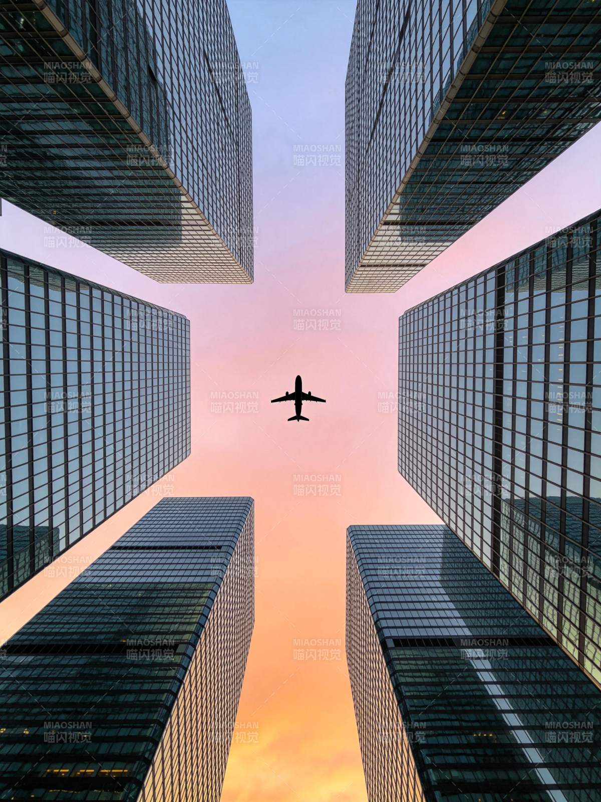 高楼林立间飞行的客机剪影图片