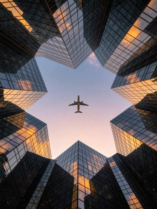 高楼环绕中飞机飞越城市上空图片