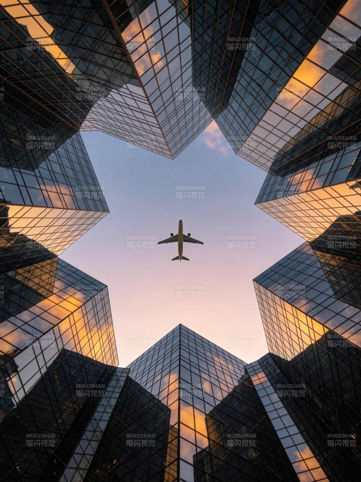 高楼环绕中飞机飞越城市上空图片