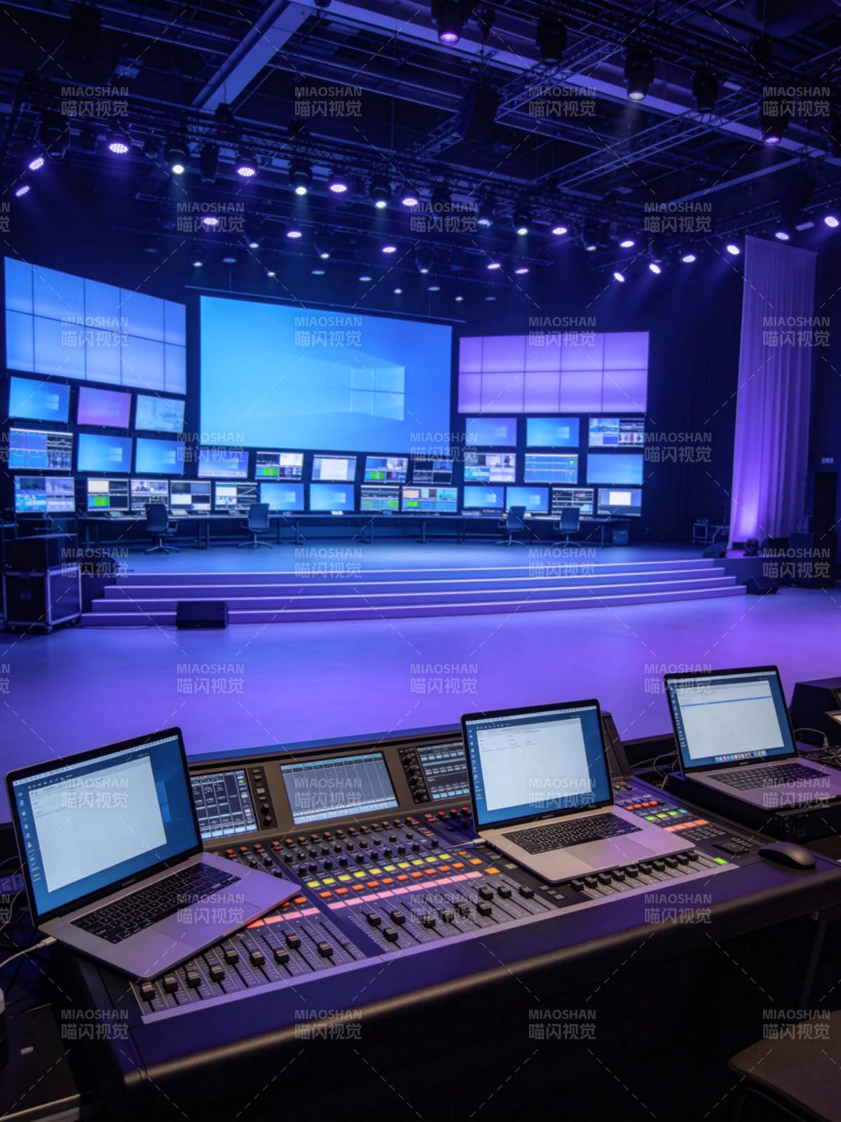 现代化演播厅控制台与多屏显示系统图片