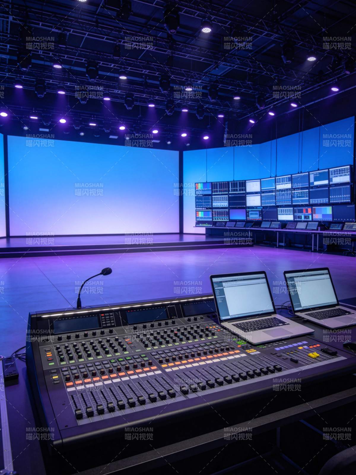 专业演播厅内音频调音台与多屏监控系统图片