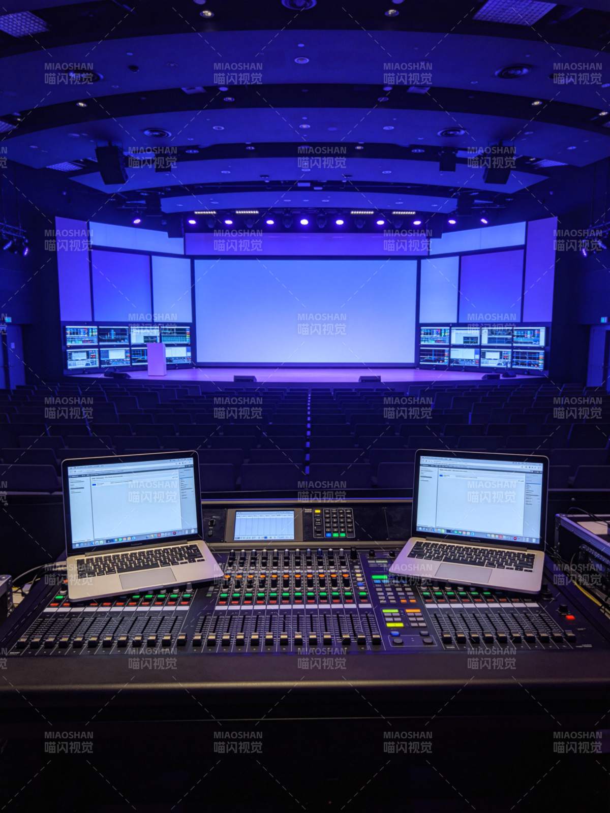 舞台灯光控制台与双笔记本电脑工作台场景图片