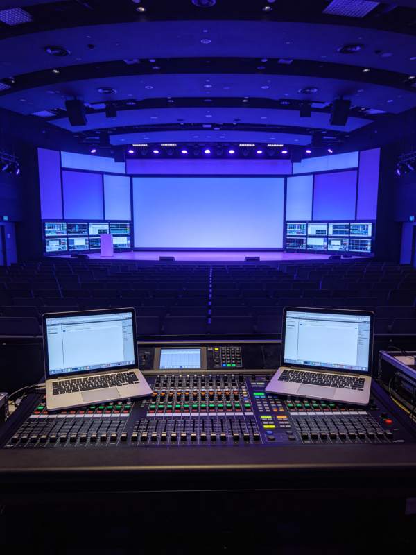 舞台灯光控制台与双笔记本电脑工作台场景图片