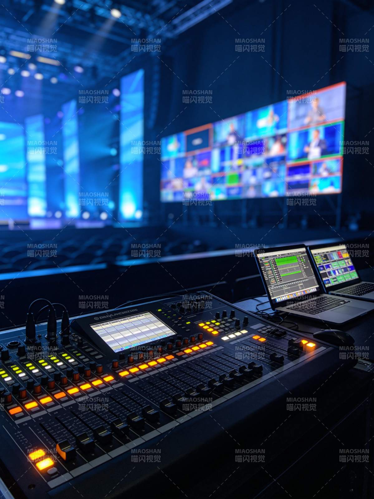 舞台灯光控制台与多屏直播监控现场图片