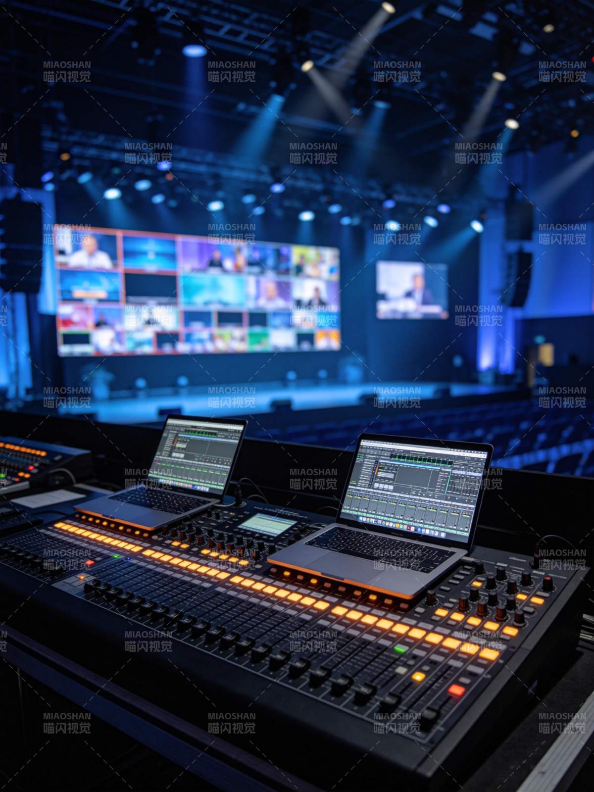 舞台灯光下音频调音台与多屏监控设备现场图片