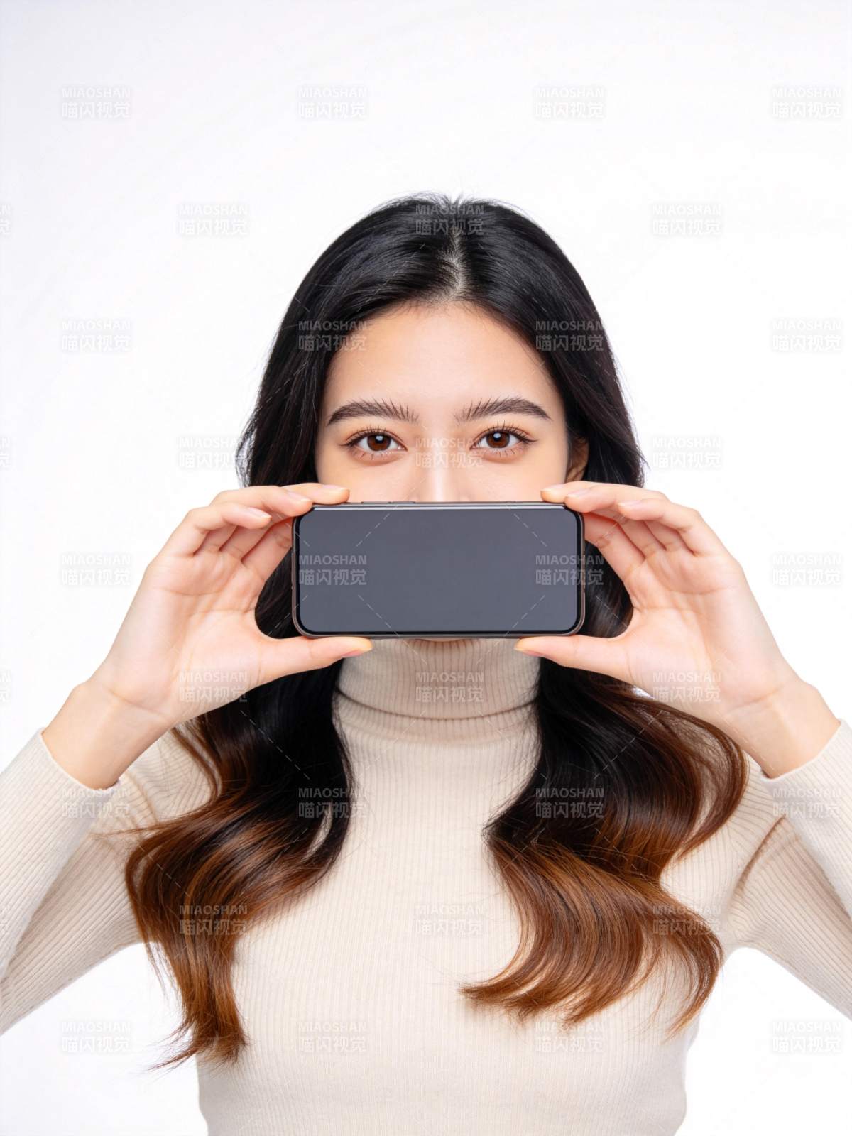 女性双手持手机遮挡面部特写图片