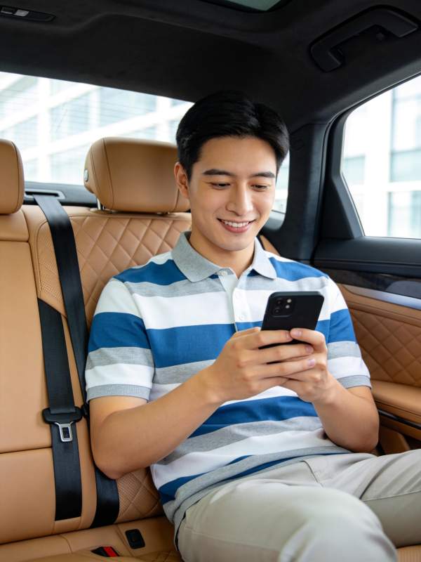 男子坐在车内使用智能手机浏览内容图片