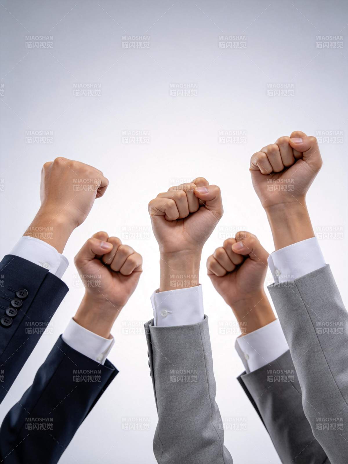 多人举拳示意团结协作的商务场景图片