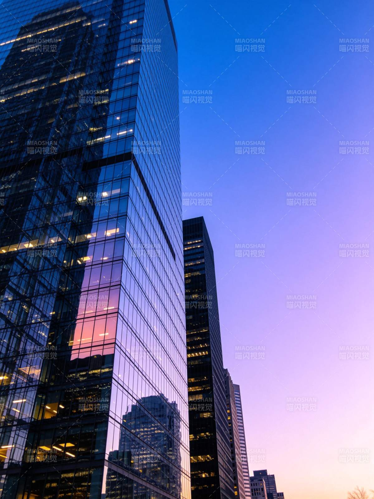 玻璃幕墙摩天大楼映照黄昏天空图片