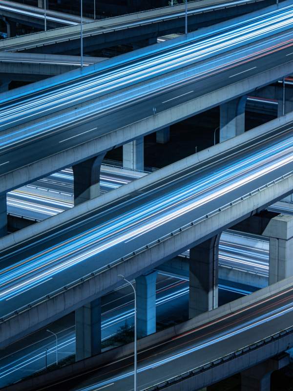 夜间多层立交桥车流光轨交织景象图片