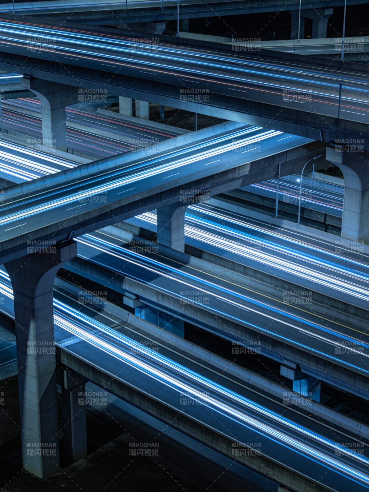 夜间立交桥车流光轨交错延展图片