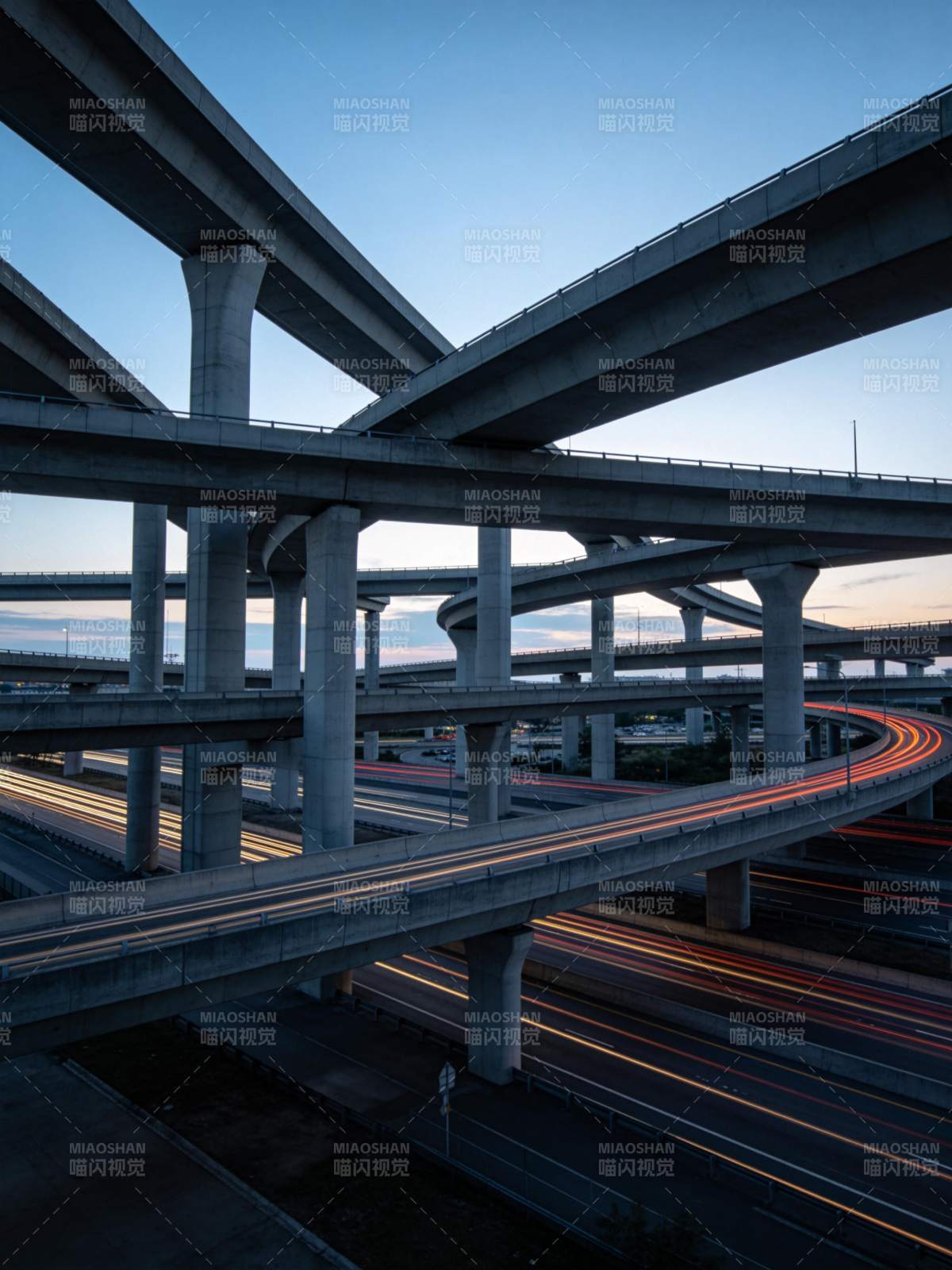 多层立交桥交错结构与车流光轨夜景图片
