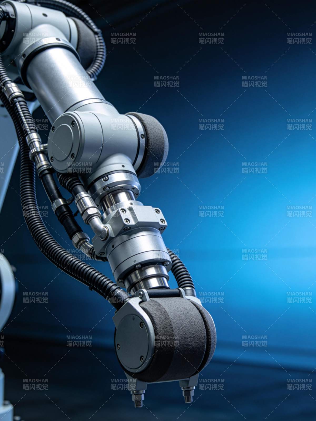 工业机械臂特写展示精密结构与管线连接图片