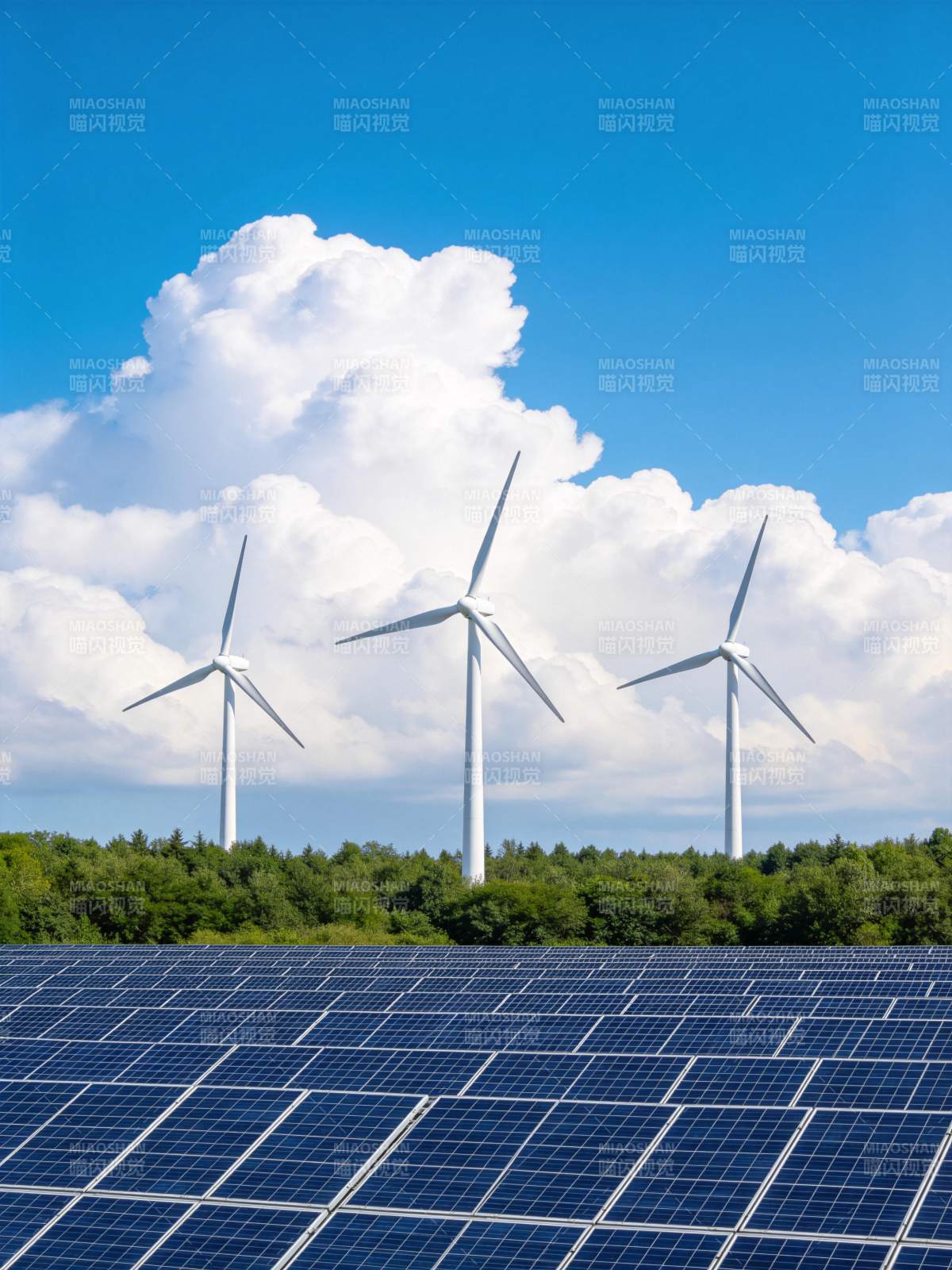 太阳能板与风力发电机并列清洁能源设施图片