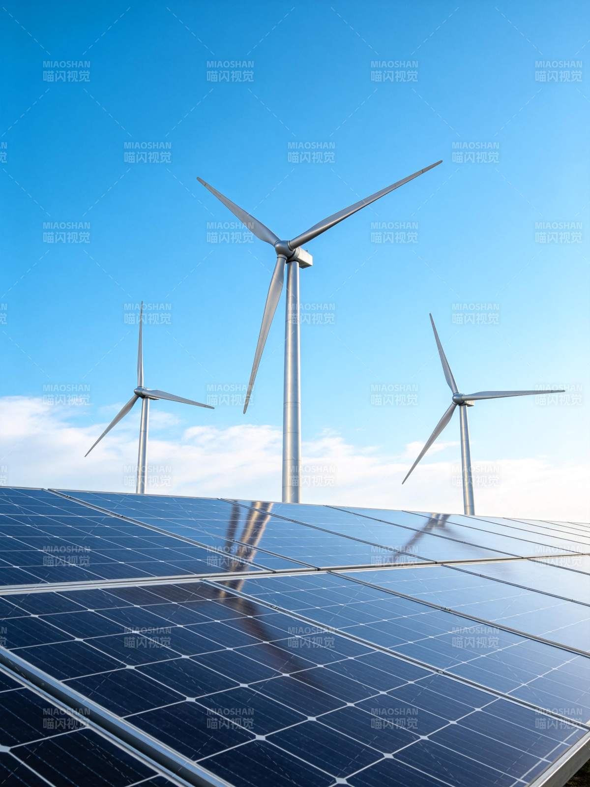 太阳能电池板与风力发电机并列发电场景图片