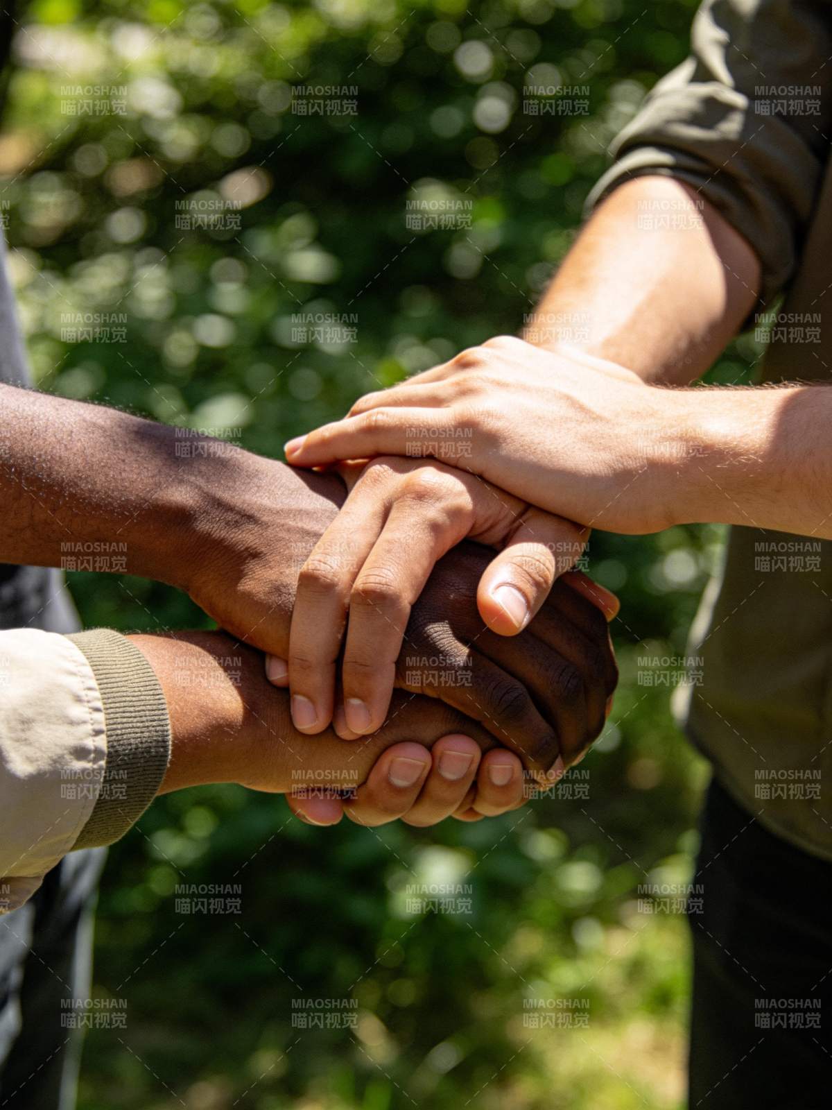 多人叠手团结协作户外场景特写图片