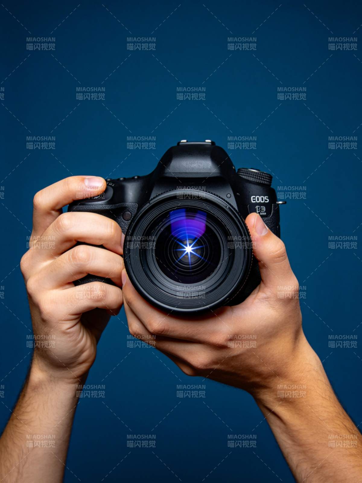 双手持单反相机对准镜头拍摄特写图片