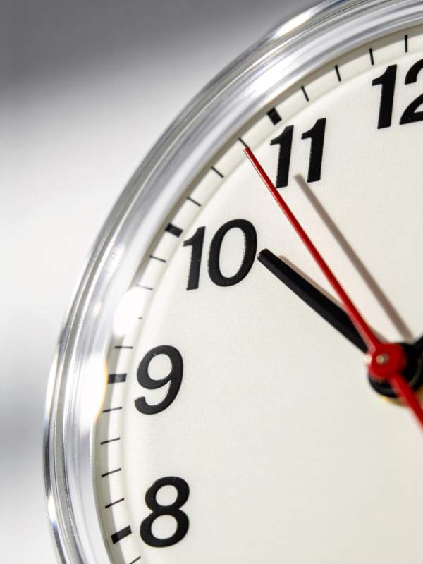 白色表盘机械钟表特写显示时间细节图片