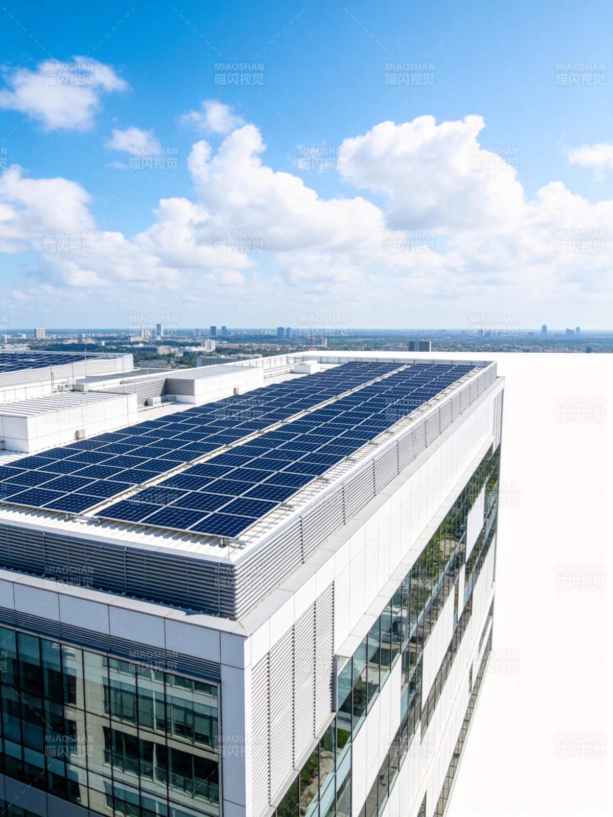 现代建筑屋顶安装蓝色太阳能光伏板图片