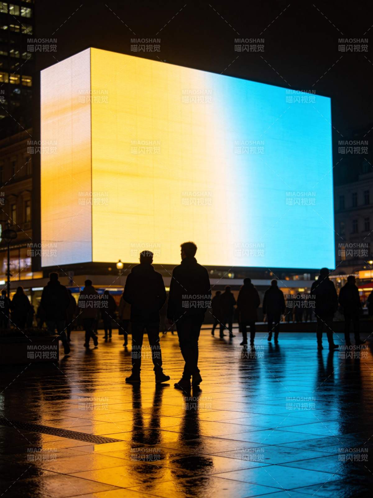 夜晚广场人群观看巨型渐变光屏装置图片