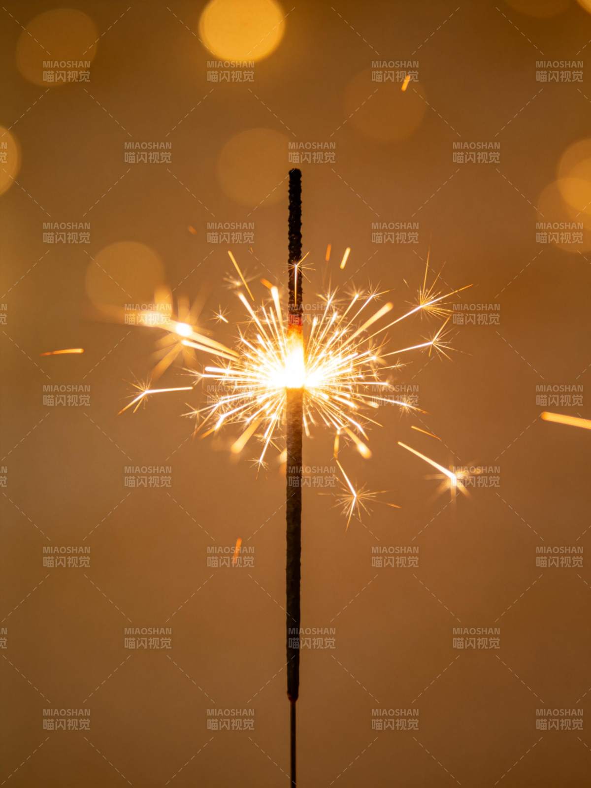 点燃的烟花棒发出明亮火花光芒图片