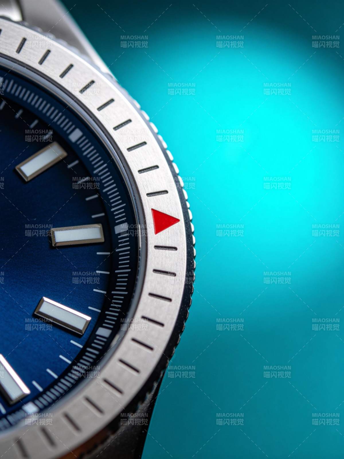 蓝色表盘金属腕表特写细节展示图片