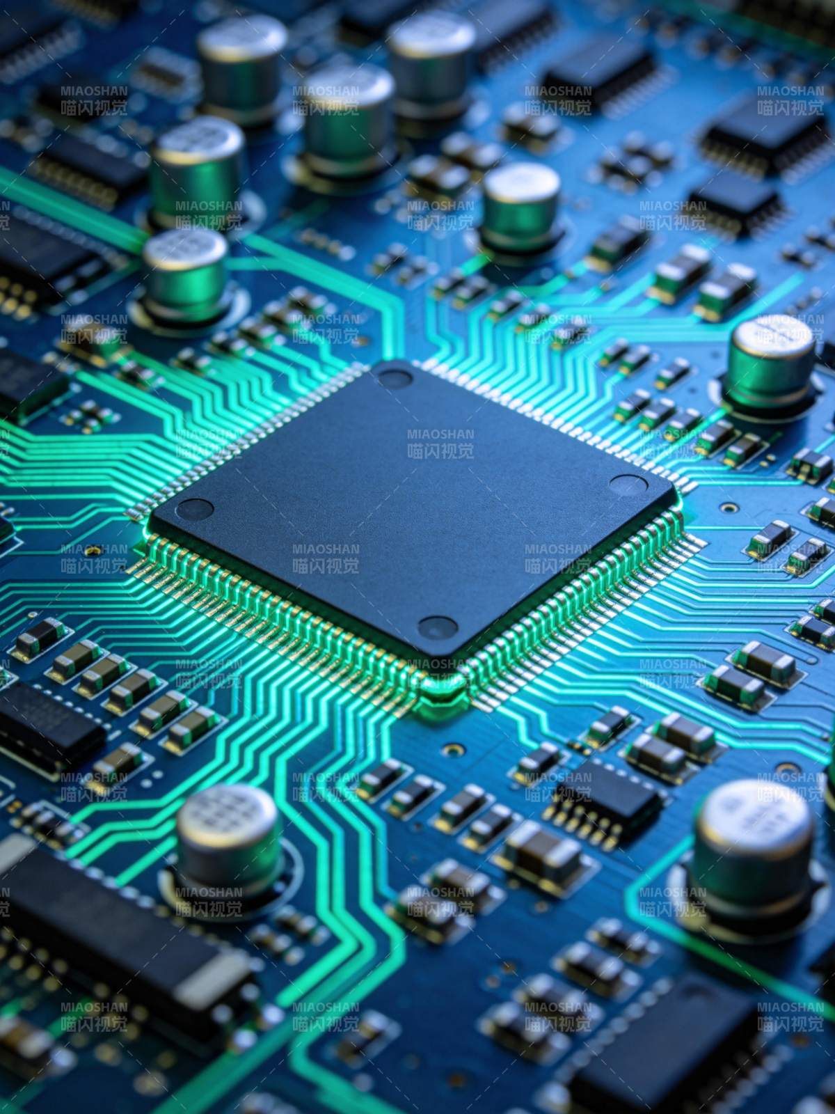 蓝色电路板上绿色线路环绕黑色芯片特写图片