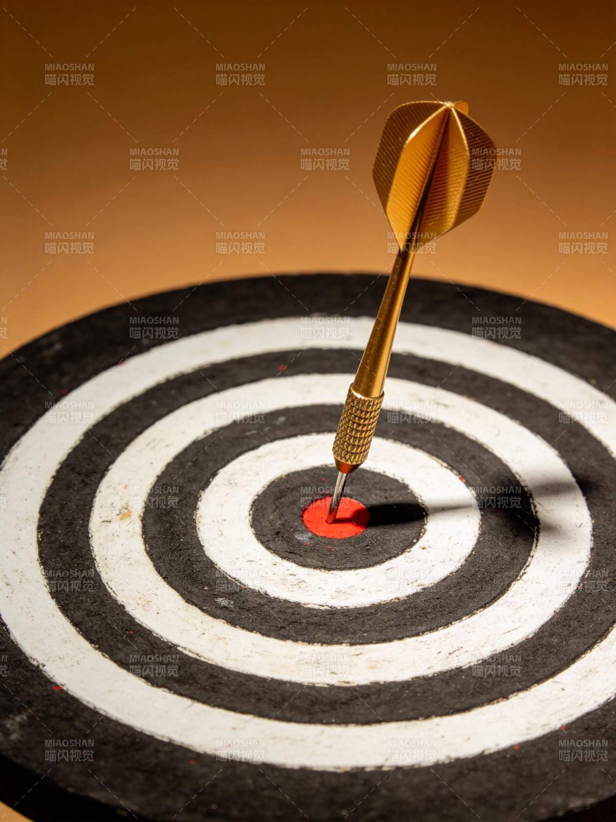 金色飞镖精准命中靶心红点图片