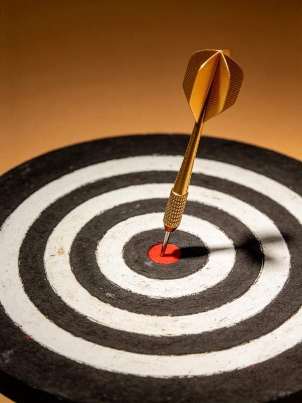 金色飞镖精准命中靶心红点图片