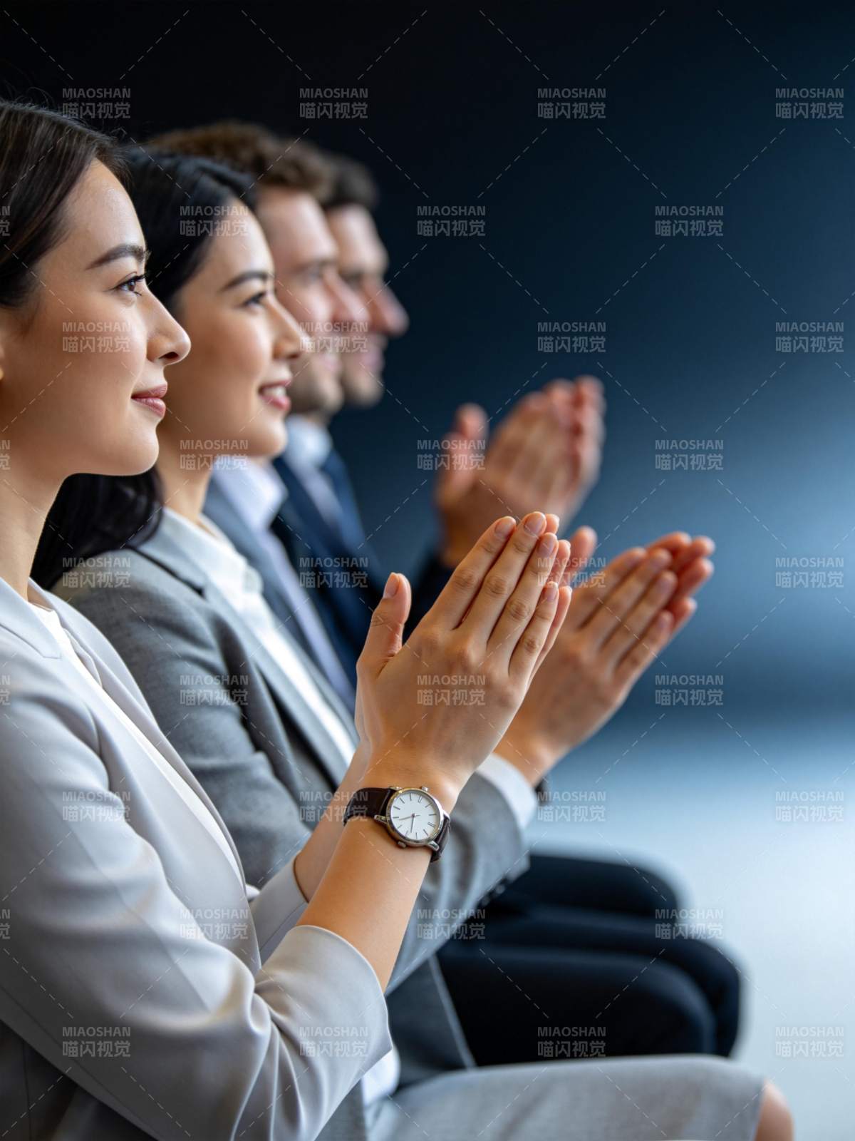 职场人士整齐鼓掌专注聆听会议场景图片