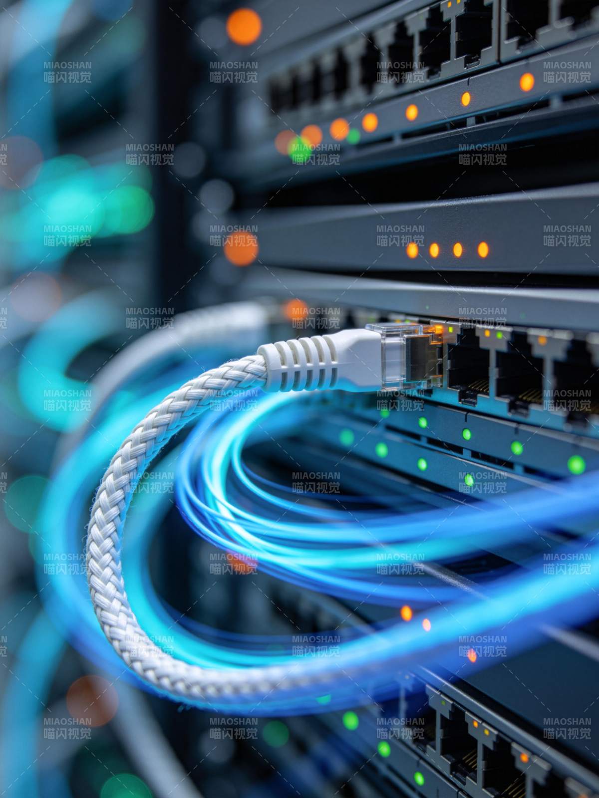 数据中心机柜中网线连接与指示灯闪烁特写图片