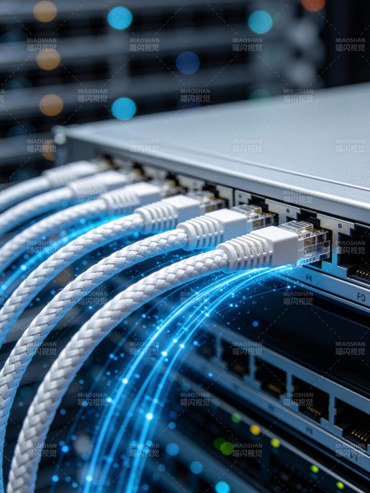 服务器机柜连接多根网线传输蓝色光效数据流图片