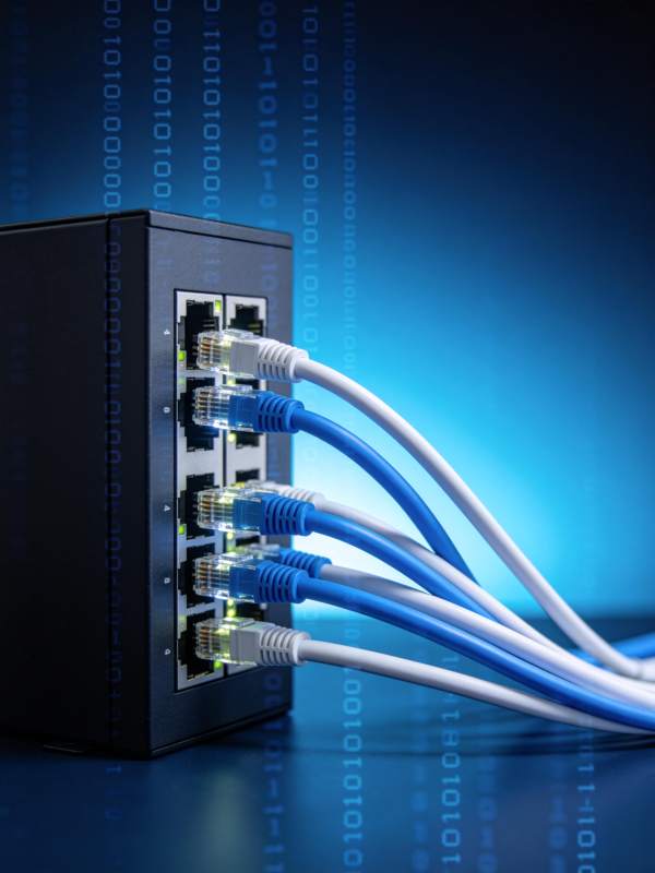 网络交换机连接多根网线传输数据图片