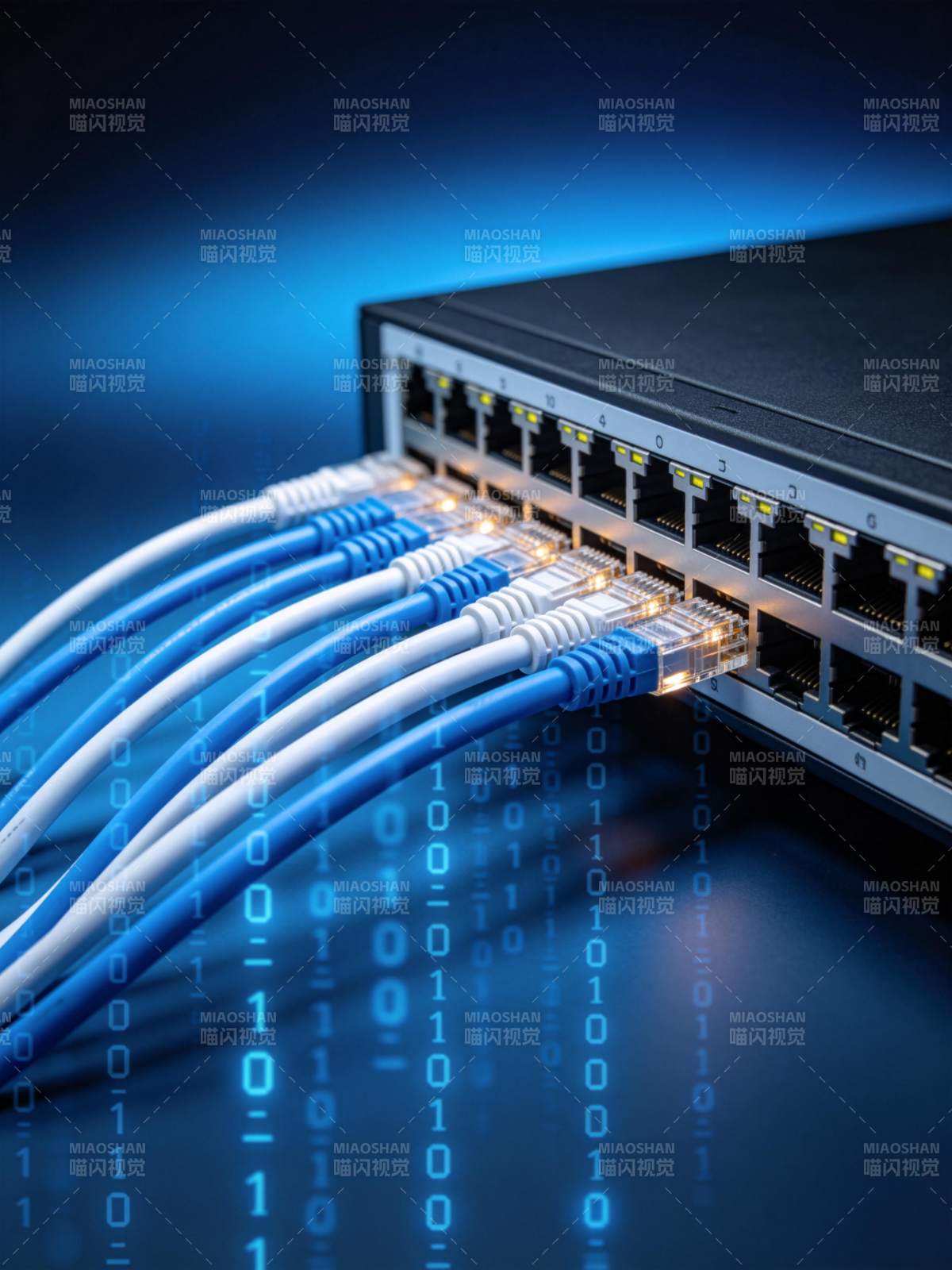 网络交换机连接多根网线传输数据信号图片
