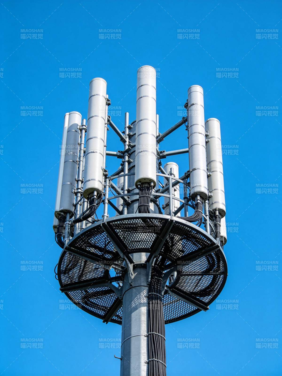 通信基站天线阵列仰视特写图片