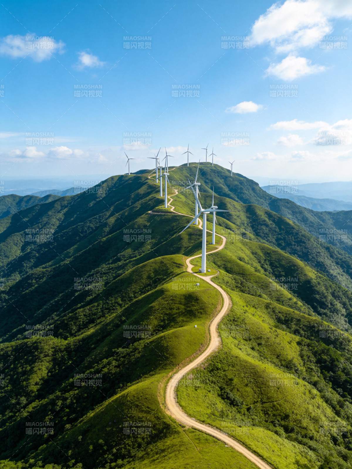 山脊蜿蜒土路旁矗立多座白色风力发电机图片