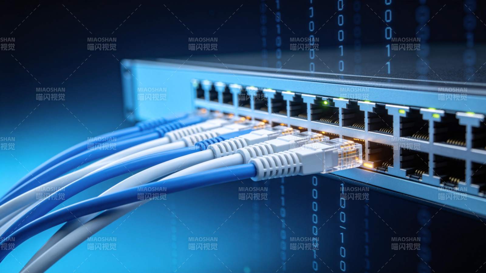 网络交换机连接多根网线传输数据图片