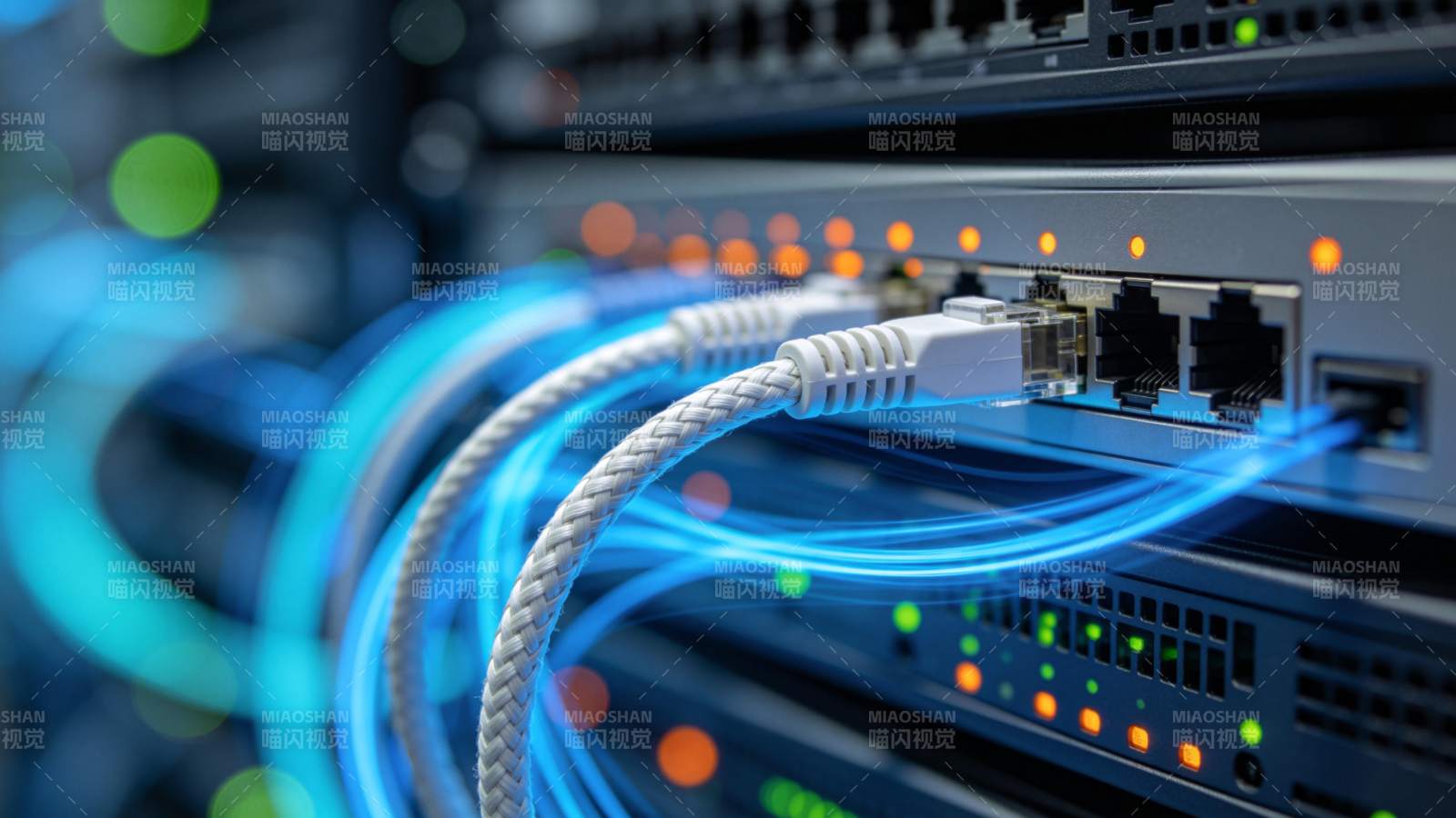 服务器机柜中网线连接与指示灯闪烁特写图片