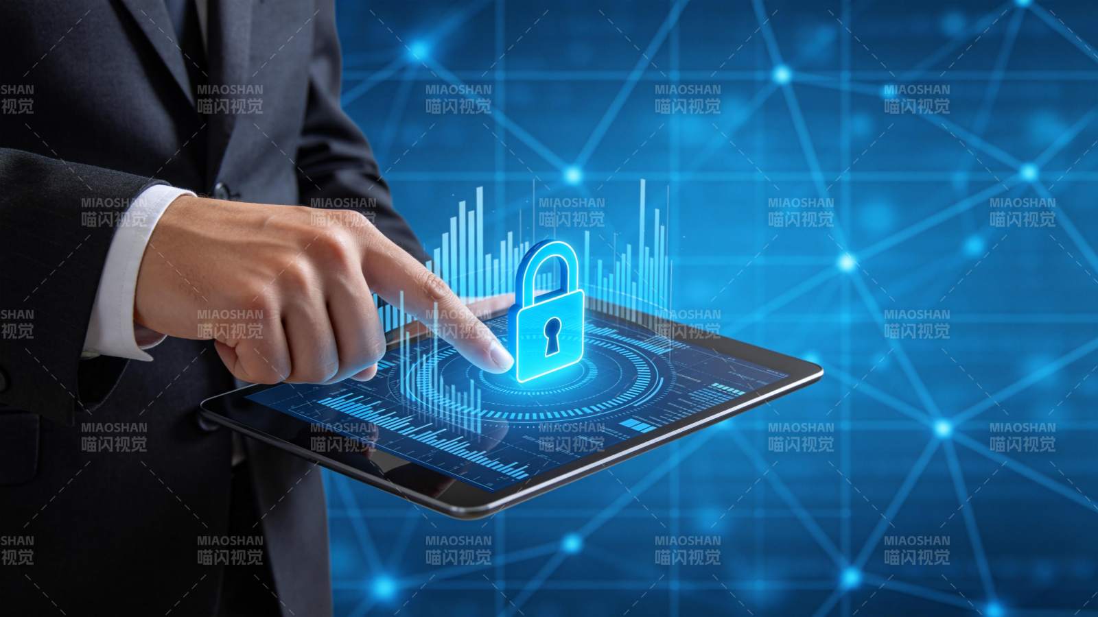 商务人士操作平板显示数字安全锁与数据图表图片