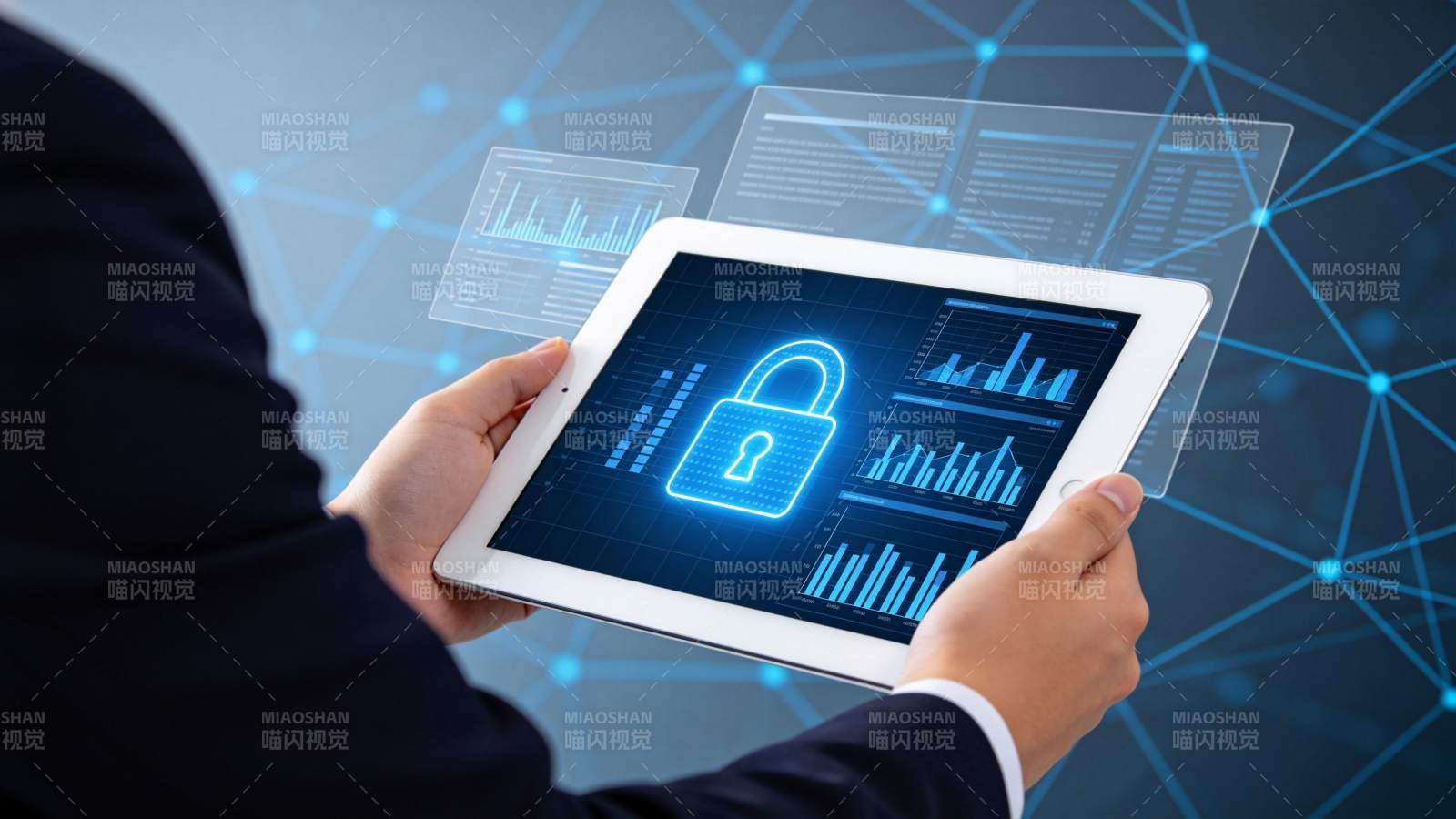 手持平板显示蓝色锁形安全图标与数据图表图片