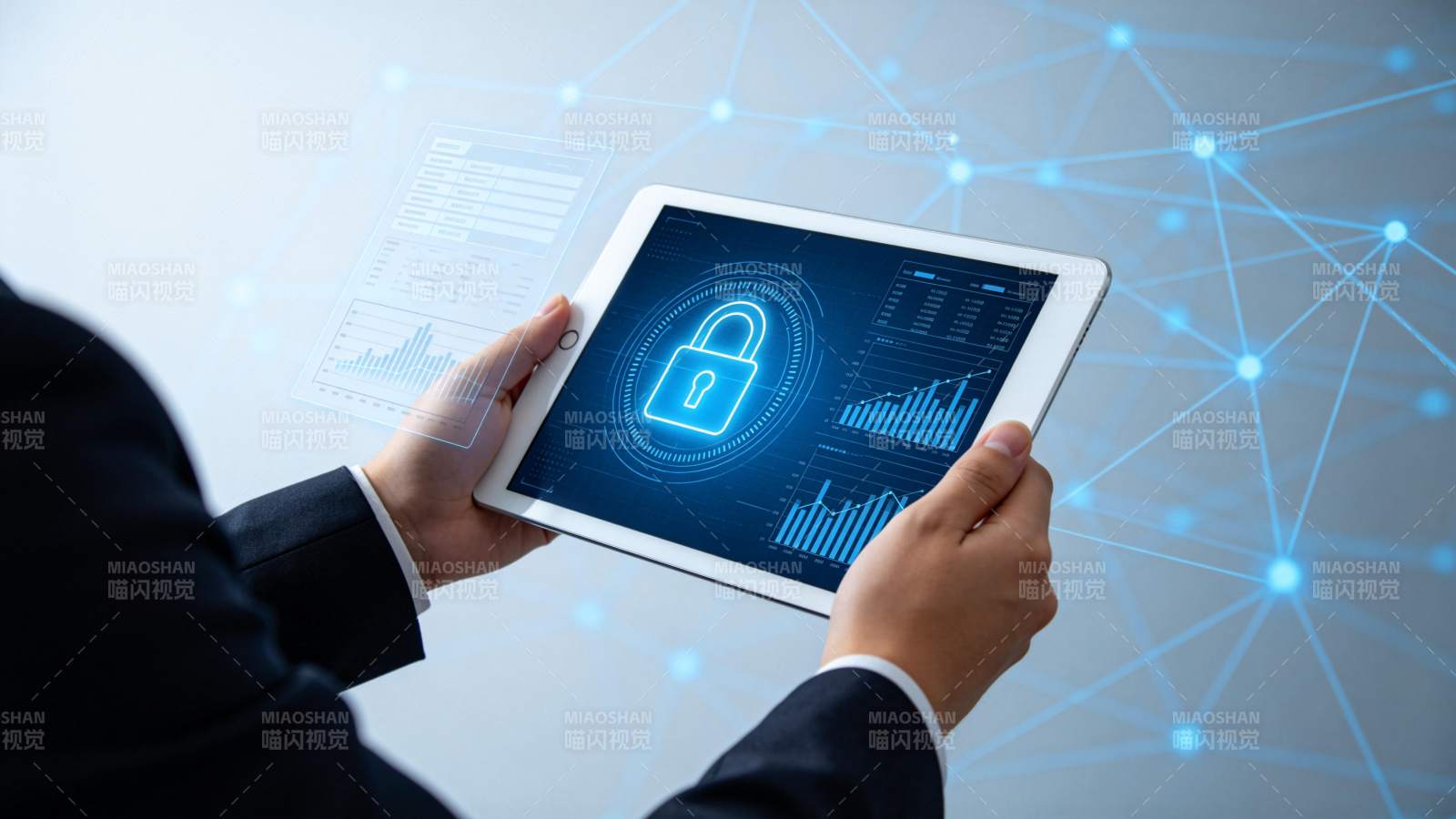 手持平板显示数据图表与安全锁图标图片