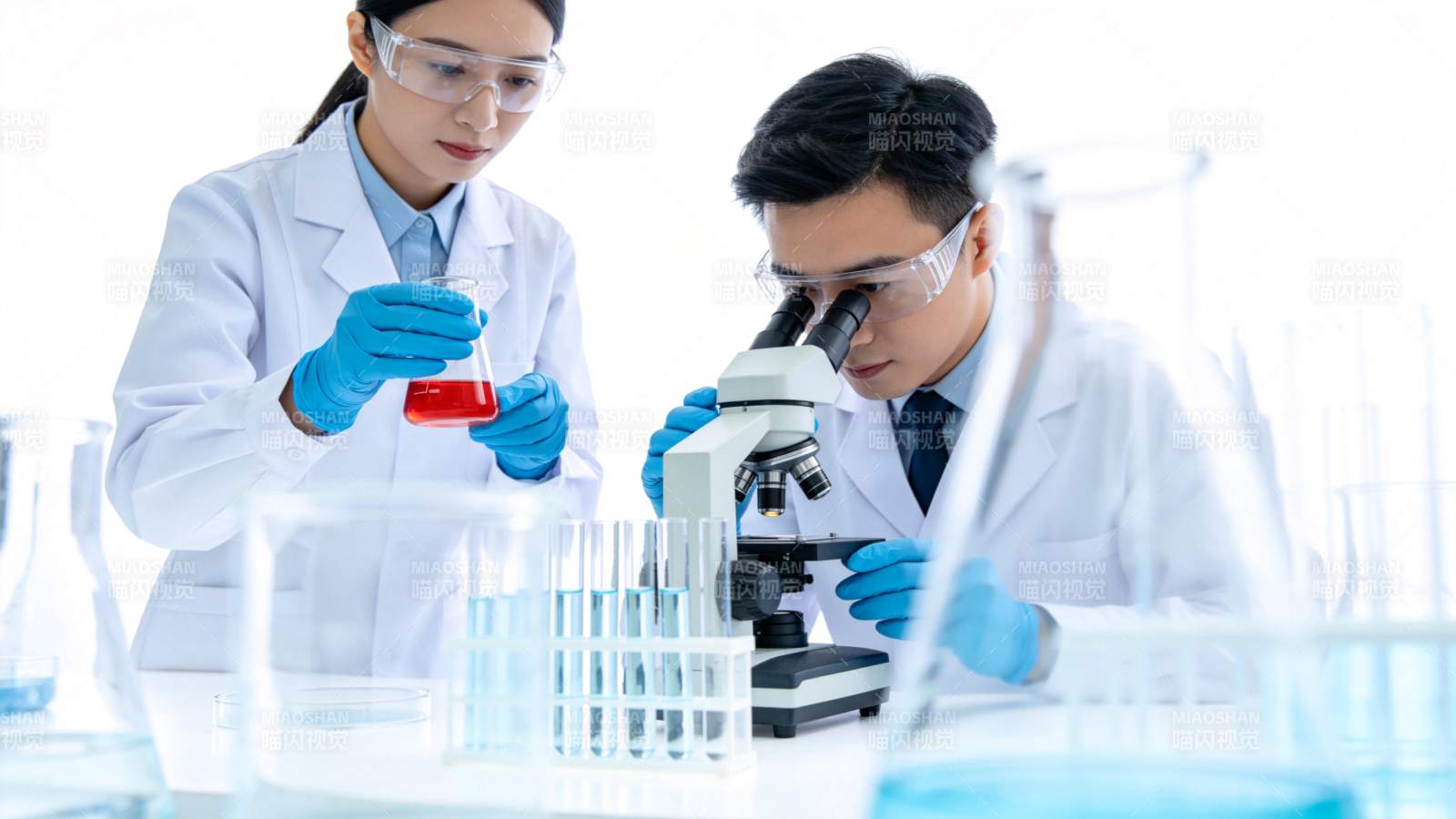 实验室中科研人员进行显微观察与溶液分析图片