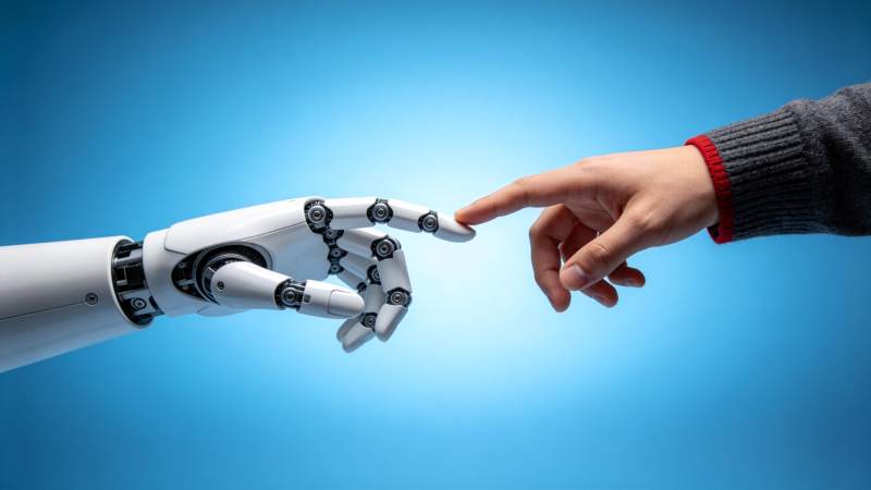 机械手臂与人类手指即将触碰的瞬间图片