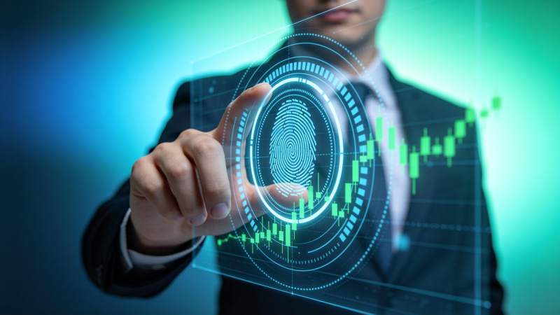 商务人士操作指纹识别与金融数据全息界面图片