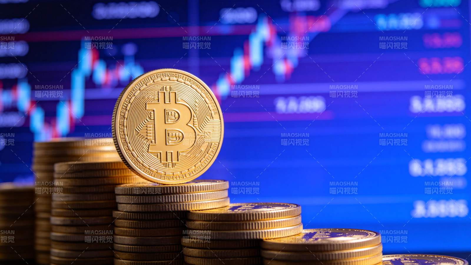 比特币金币堆叠与金融数据图表背景图片