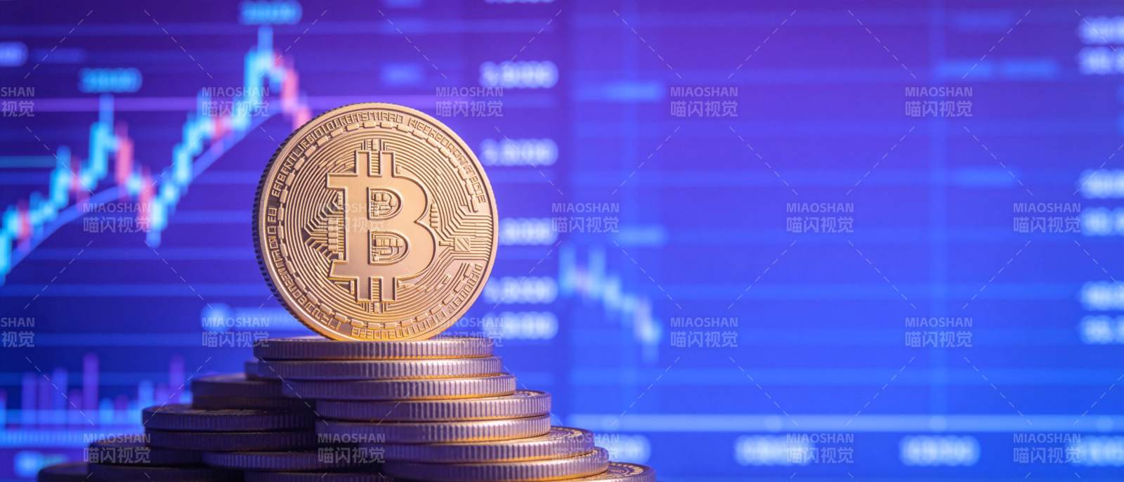 比特币金币堆叠于金融图表背景前图片
