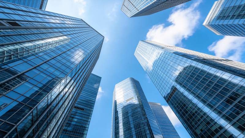 仰视视角下的现代玻璃幕墙摩天大楼群图片